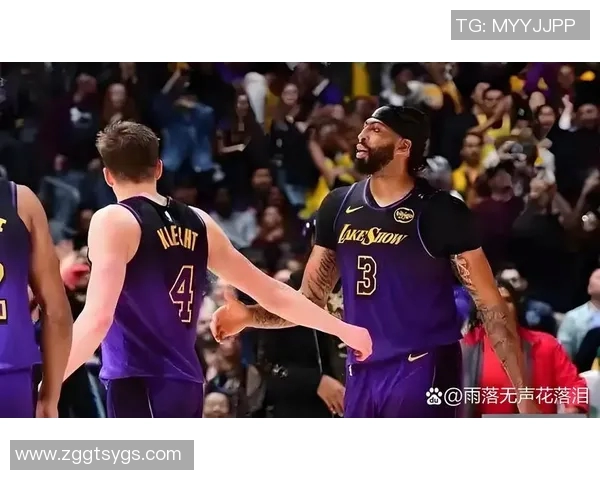 伟来快船与湖人激战正酣NBA赛季焦点对决引发球迷热议
